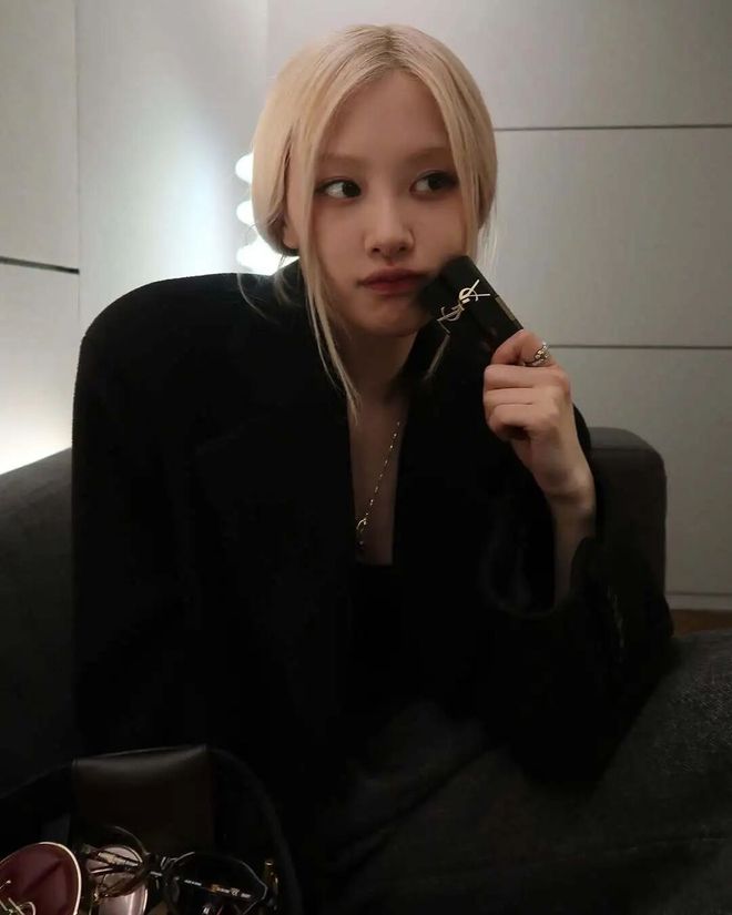 海内外社媒一致好评「ROSÉ风格」迎来几何式爆发(图2)