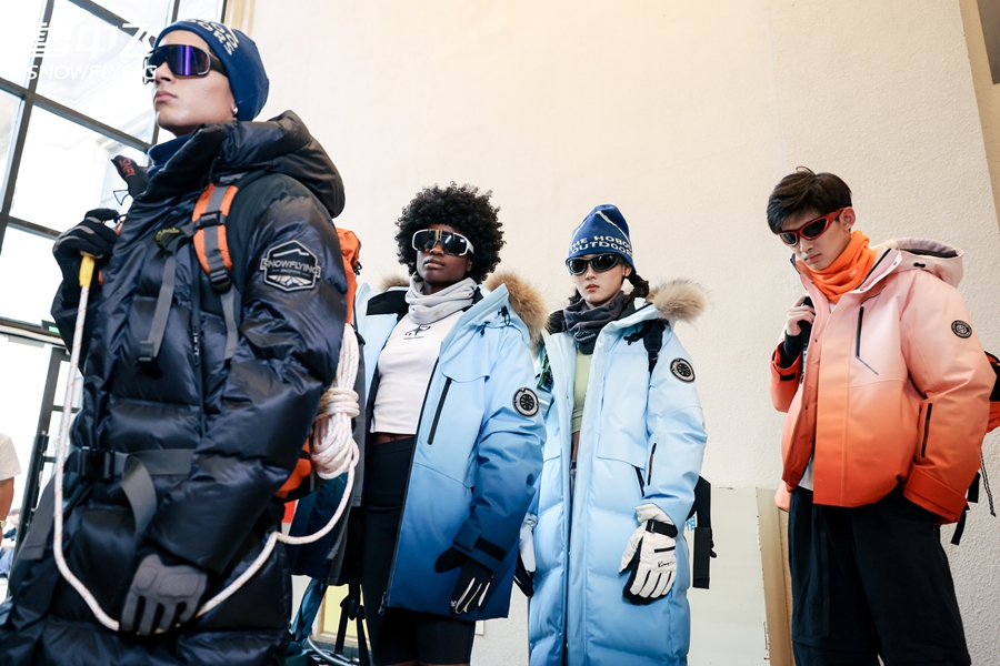 雪中飞大秀首次亮相中国国际时装周冰雪为羽绒服注入时尚生命力(图2)