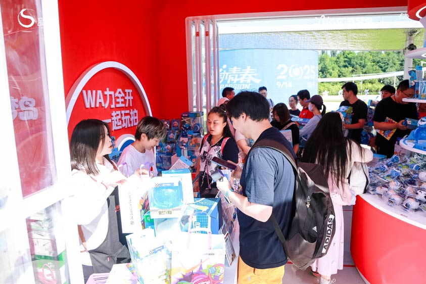从赛场到看台WAKUKU联名潮玩风靡中网快闪店销售火爆(图2)