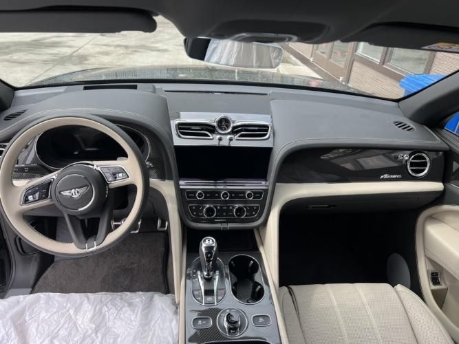 2024款宾利添越40TV8黑亚麻白鲸鱼黑添越最新报价配置及图片(图3)