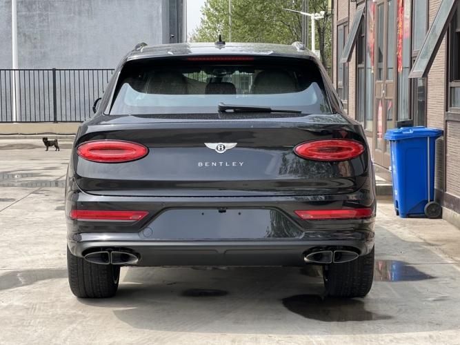 2024款宾利添越40TV8黑亚麻白鲸鱼黑添越最新报价配置及图片(图5)