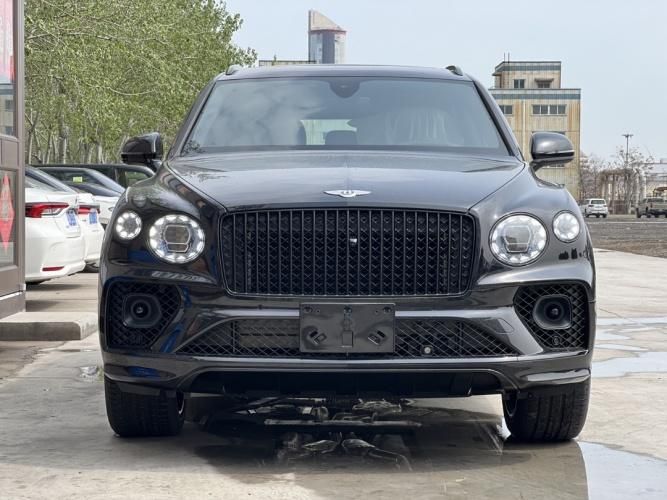 2024款宾利添越40TV8黑亚麻白鲸鱼黑添越最新报价配置及图片(图1)