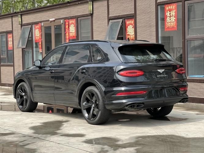 2024款宾利添越40TV8黑亚麻白鲸鱼黑添越最新报价配置及图片(图4)