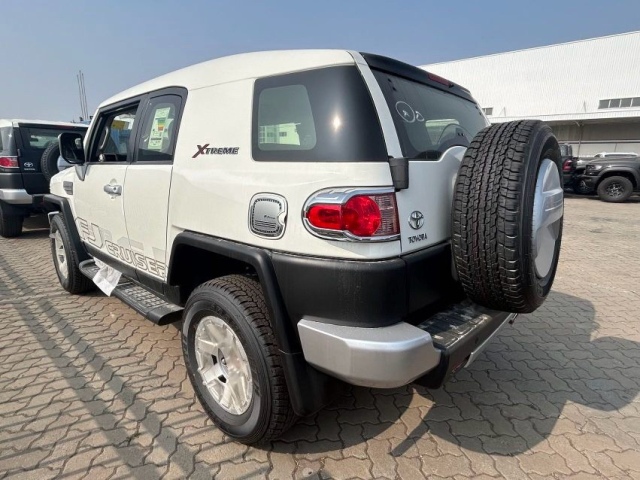 2024款丰田FJ酷路泽40八气XTREME炮眼大灯显得炯炯有神(图2)