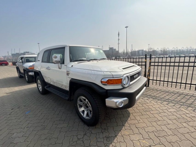 2024款丰田FJ酷路泽40八气XTREME炮眼大灯显得炯炯有神(图1)