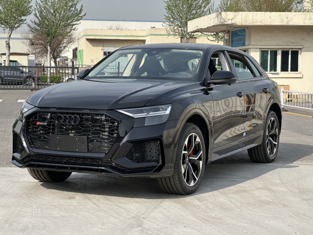 2024款奥迪Q8四驱运动版展现出动感而不失稳重的视觉效果(图1)
