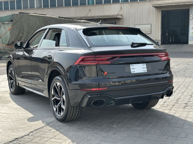 2024款奥迪Q8四驱运动版展现出动感而不失稳重的视觉效果(图5)