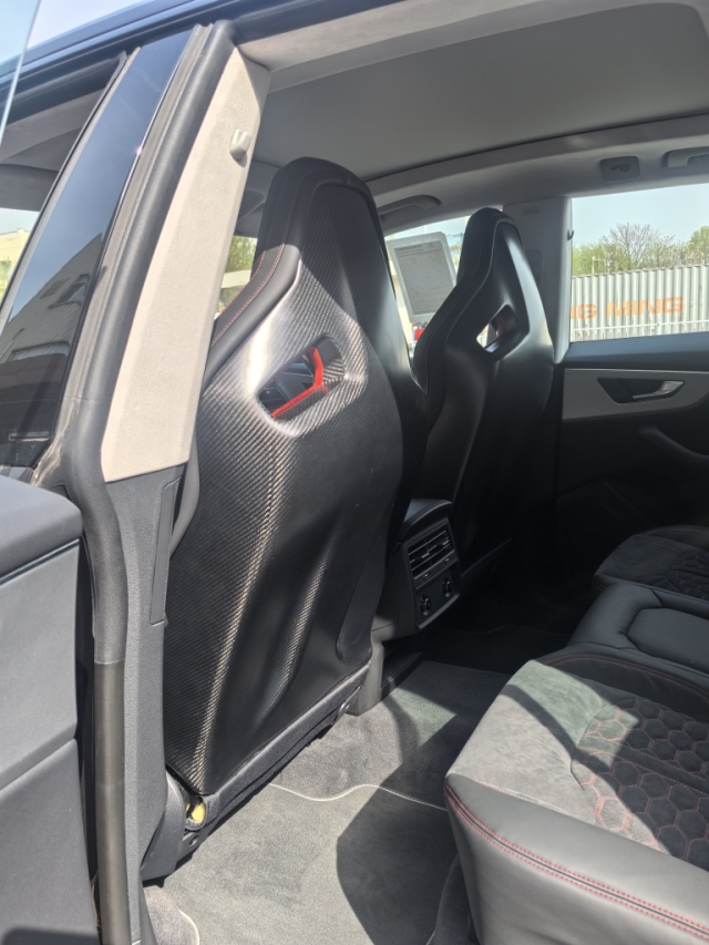 2024款奥迪Q8四驱运动版展现出动感而不失稳重的视觉效果(图4)