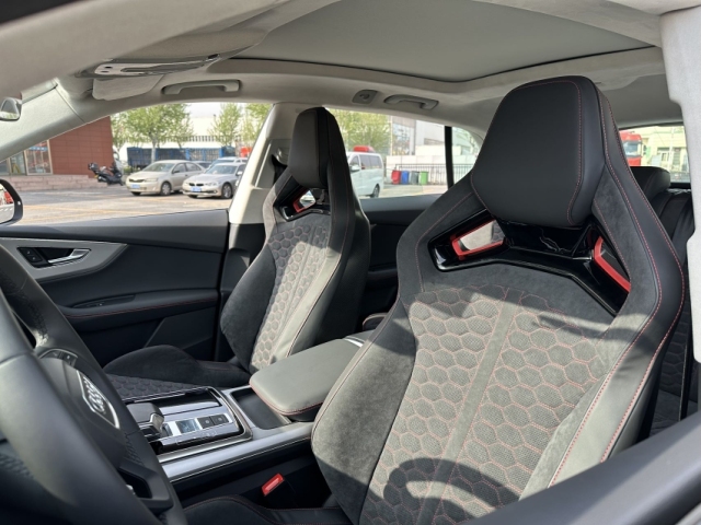 2024款奥迪Q8四驱运动版展现出动感而不失稳重的视觉效果(图2)