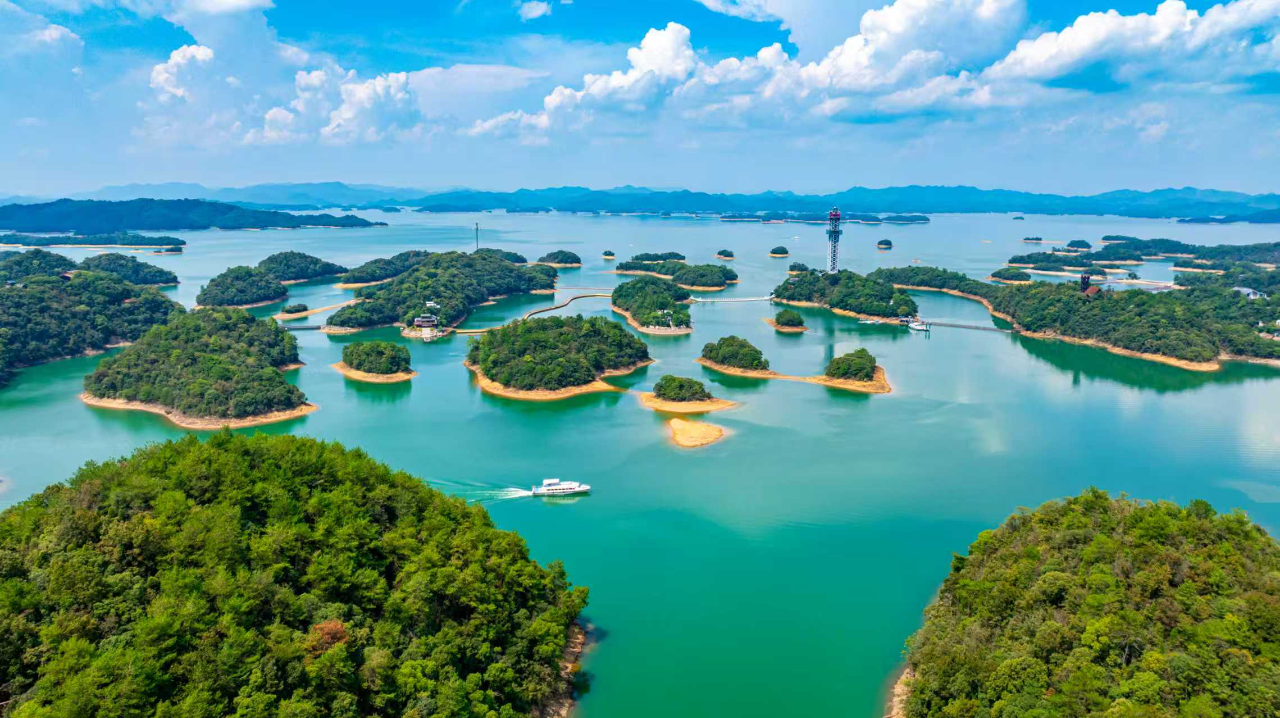 以“球”为媒激活“运动山水”(图1)