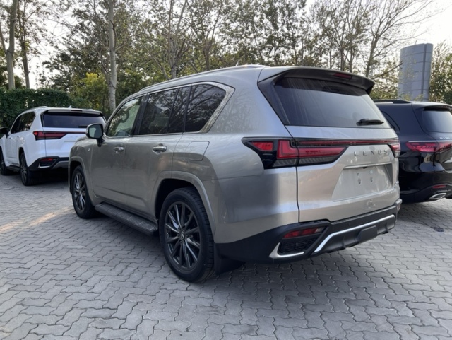 2024款LX6007座F-Sport运动拥有非常出色的乘坐体验(图4)