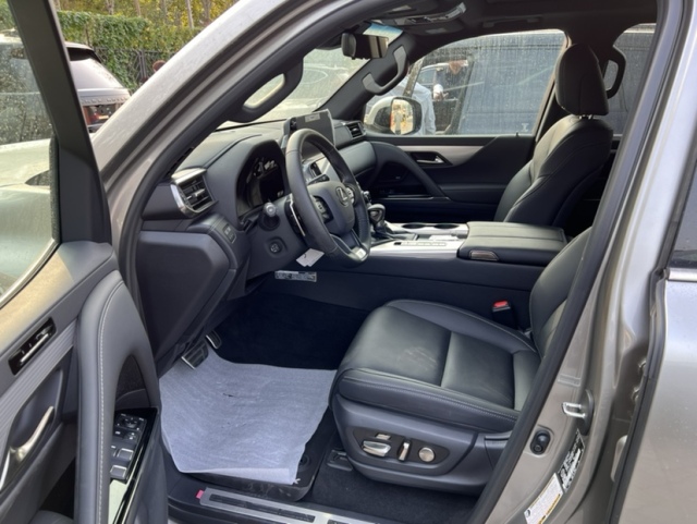 2024款LX6007座F-Sport运动拥有非常出色的乘坐体验(图6)