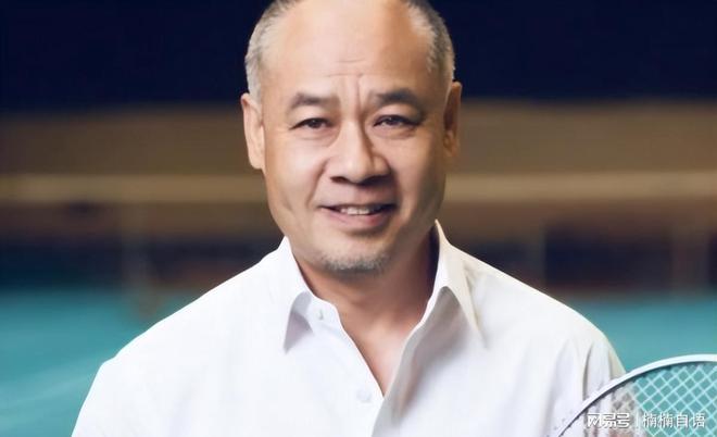 62岁李宁近况：一年狂赚30亿63岁妻子气质佳儿女双全很幸福(图4)
