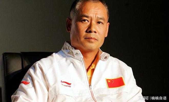 62岁李宁近况：一年狂赚30亿63岁妻子气质佳儿女双全很幸福(图10)