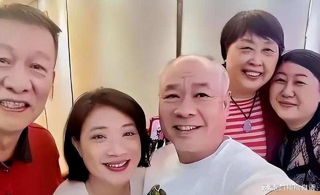 62岁李宁近况：一年狂赚30亿63岁妻子气质佳儿女双全很幸福(图16)