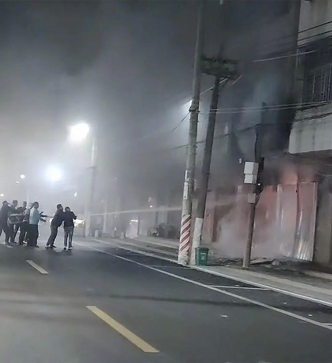 街坊还原汕头大火真相：有小女孩冒火冲出来楼上防盗窗都被锁住(图5)