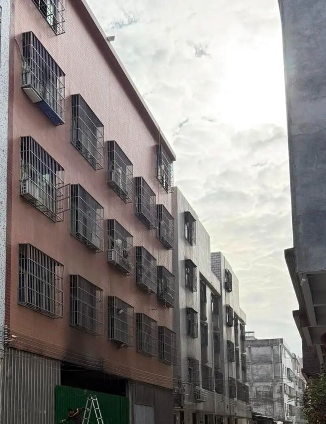 街坊还原汕头大火真相：有小女孩冒火冲出来楼上防盗窗都被锁住(图11)