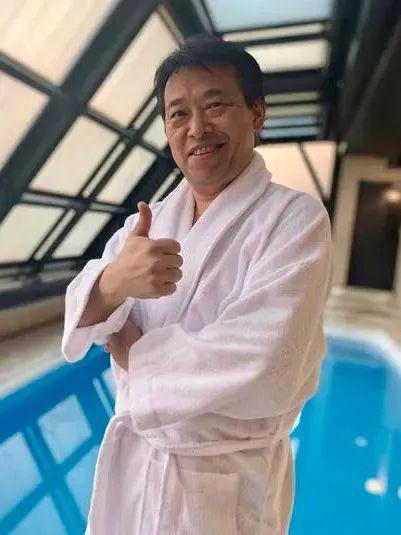 他是日本最自我的动作演员每部片里都穿同一件衣服(图8)