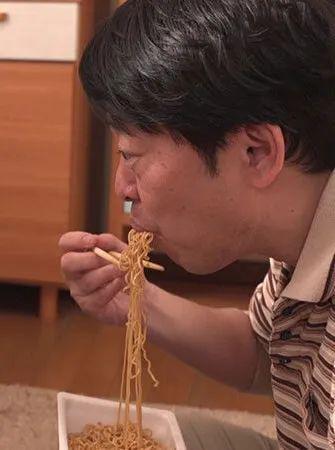 他是日本最自我的动作演员每部片里都穿同一件衣服(图3)