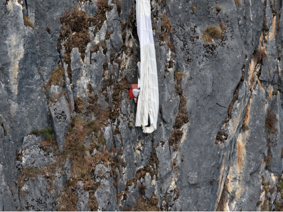 世界上最危险的运动之一！翼装飞行者挂望天崖峭壁5小时获救(图1)