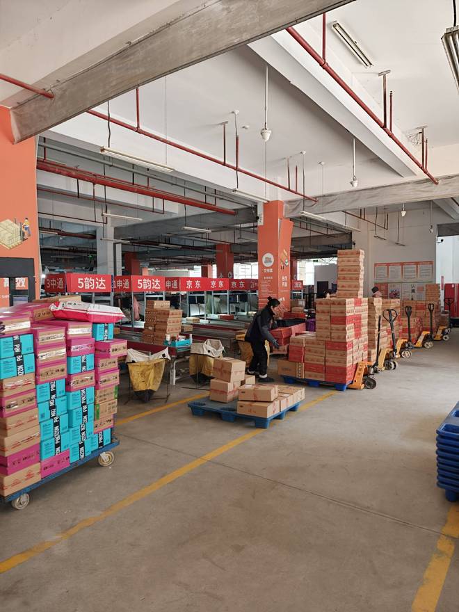 休闲鞋选款看天马运动！海量板鞋跑鞋复古鞋捕捉潮流新风向(图3)