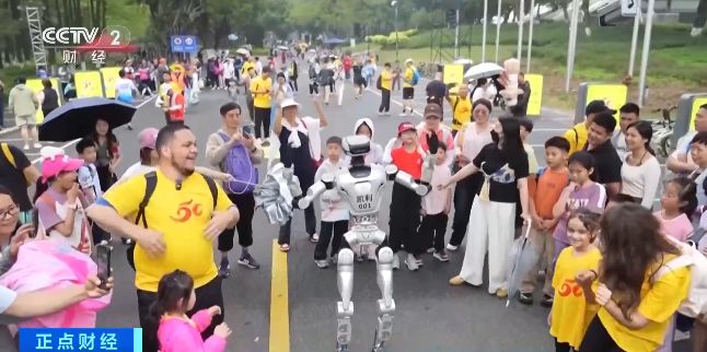 越野车体验项目周末预约爆满！广东佛山户外运动火热催生消费新场景(图1)