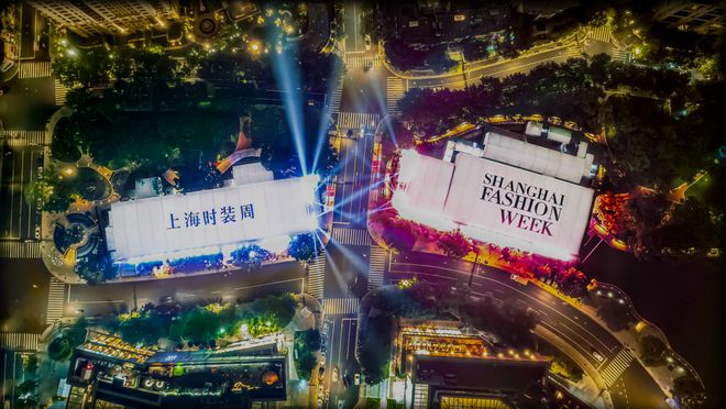 上海新天地把秀场搬进街区近10场“即看即买”秀直接带走爆款(图1)