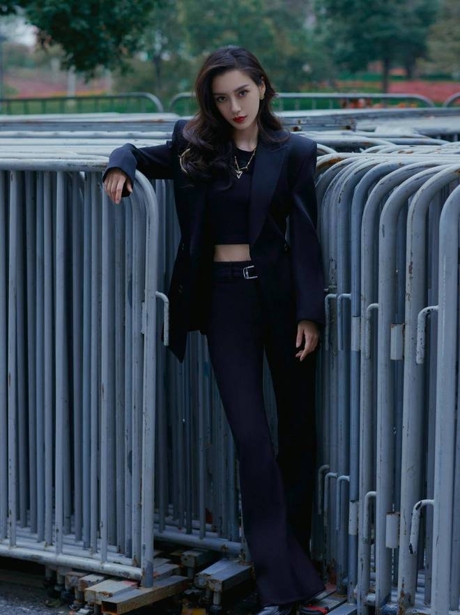 不会搭配穿衣去哪里学？看时尚杂志或明星穿搭日积月累你也时尚(图1)