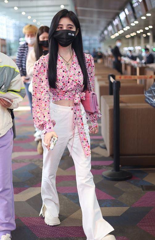 不会搭配穿衣去哪里学？看时尚杂志或明星穿搭日积月累你也时尚(图5)